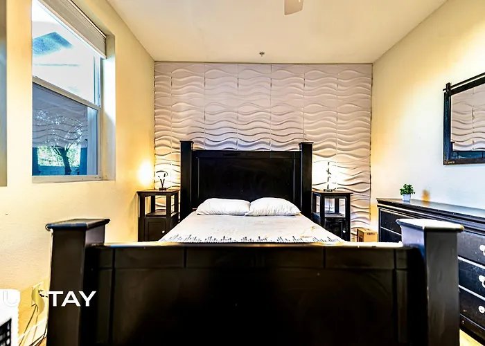 No Fees! Downtown Studio-style Layout, Night Security * Mesa